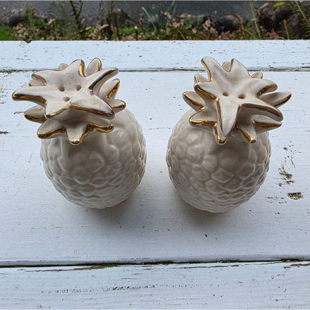 Vintage Ceramic Pineapple Salt & Pepper Shakers‎ With Gold Accents